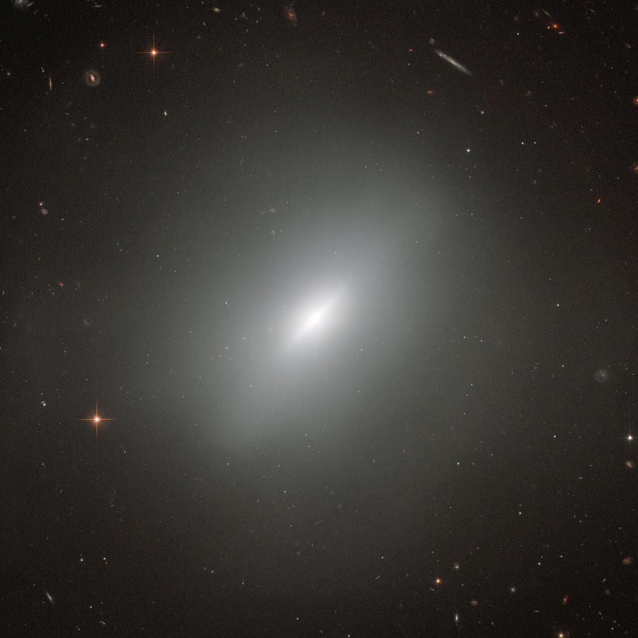 Galáxia elíptica NGC 3610, uma bola brilhante e lisa de estrelas