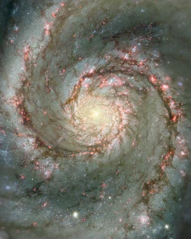 Galáxia espiral Messier 51, a Galáxia do Rodamoinho, com braços cheios de estrelas e poeira
